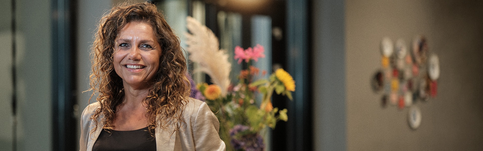 Timing intercedent kijkt warm naar collega tijdens gesprek over werk.