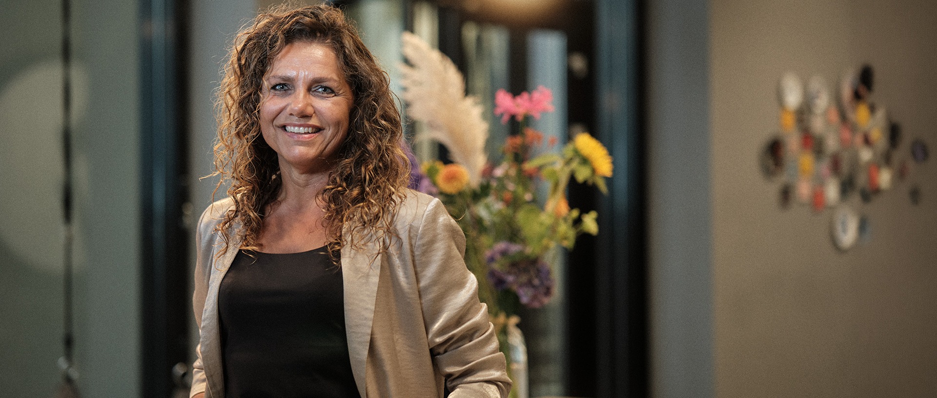 Timing intercedent kijkt warm naar collega tijdens gesprek over werk.